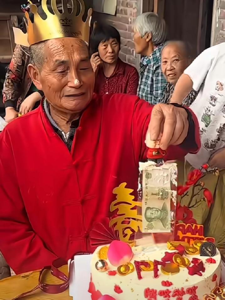 自己八个月大患癫痫被妈妈抛弃，是年迈的奶奶爷爷背着自己四处求医才把自己治好将自己