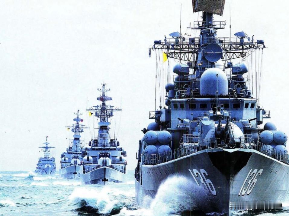 2010年代，解放军海军主力舰艇编队。注意舷号的颜色，已经从黑色改为了白灰色