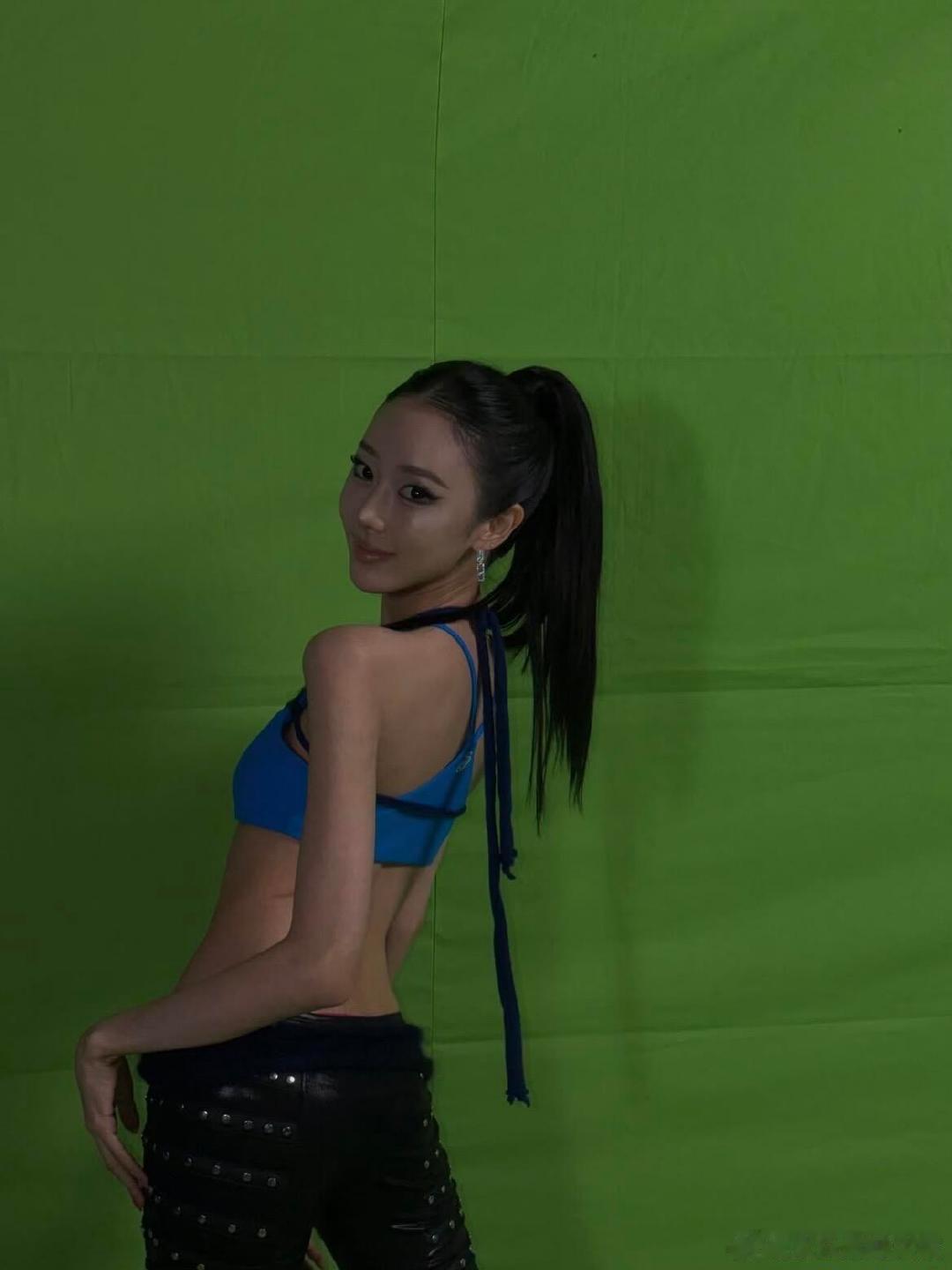 giselle肋骨好明显现在娱乐圈对身材的要求也太离谱了，我都替她喘不过气。gi