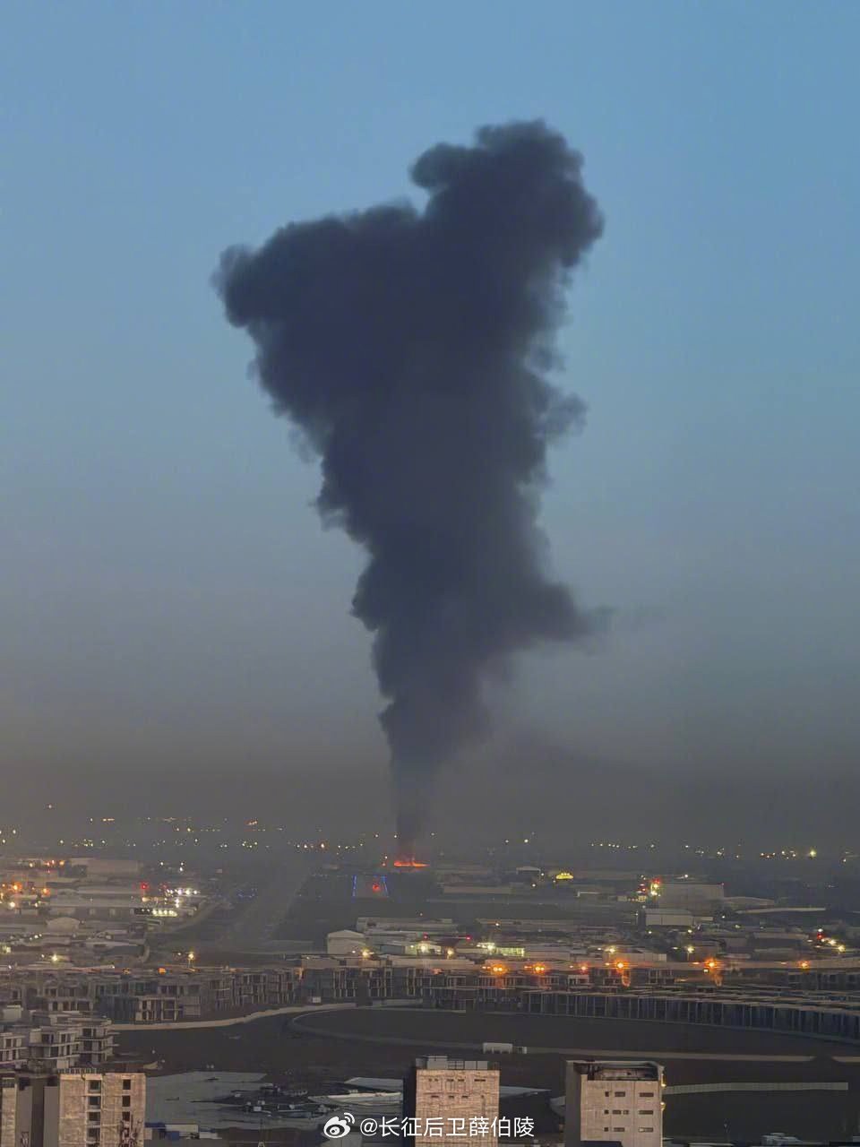 哈梅内伊遇害美军在伊拉克埃尔比勒国际机场的空军基地今天早上在伊朗导弹攻击后起火。