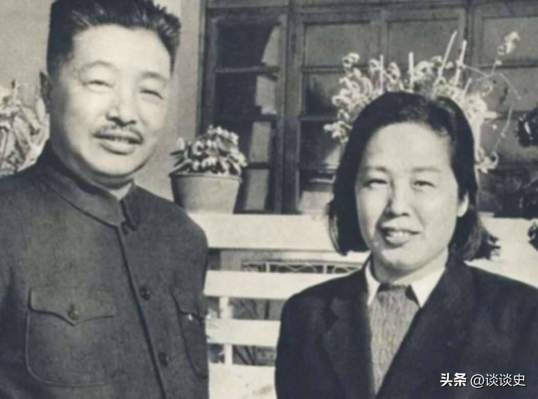 1942年，46岁的贺龙娶了第五任妻子，是比他小20岁的女大学生，毛主席知道后，