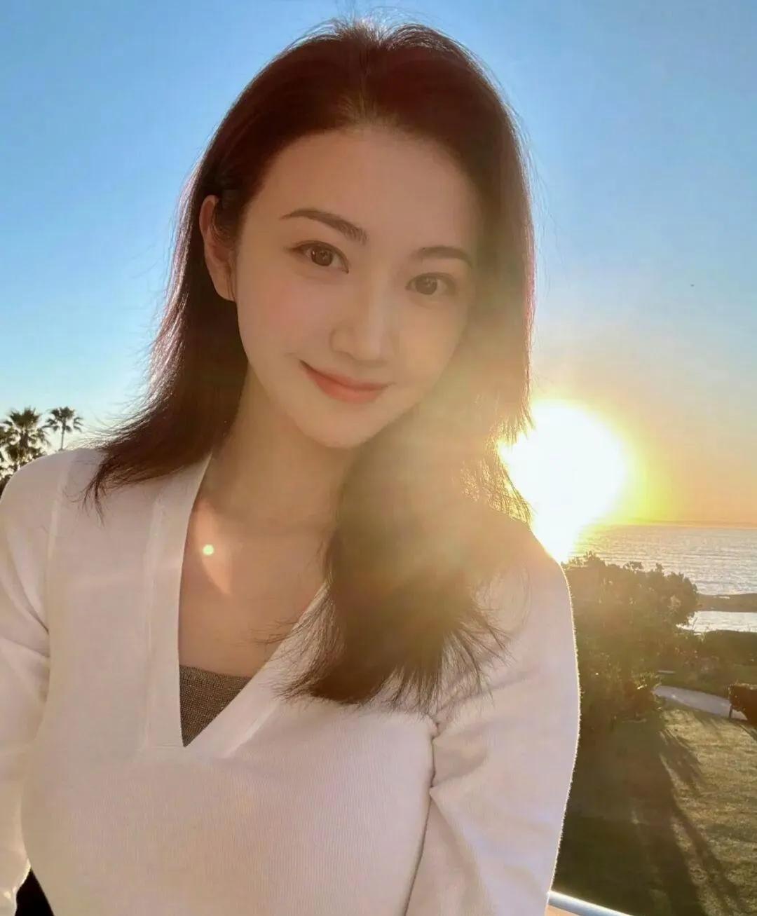落日下的景甜也太好看了🌇
一身简约休闲穿搭，没有浓妆艳抹，简简单单，却尽显温柔