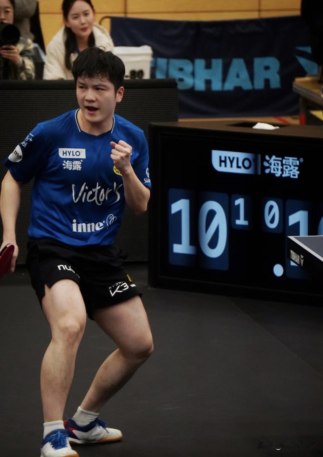 喜欢他每次赢下一个球握紧小拳头时的呐喊、蹦跳，激动燃爆了的样子，然后又迅速冷静专