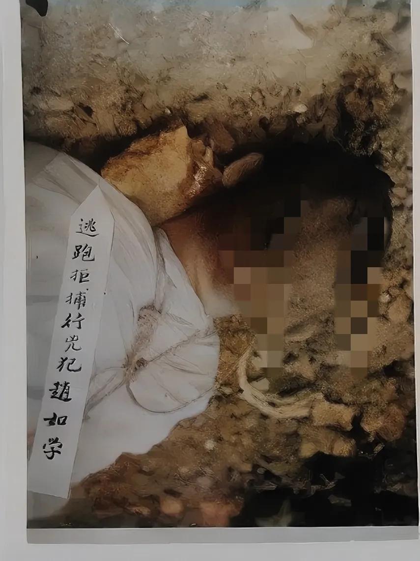 60年代，一名犯人被枪决后，留下的一张罕见老照片，此时他已经失去了生命的体征，等