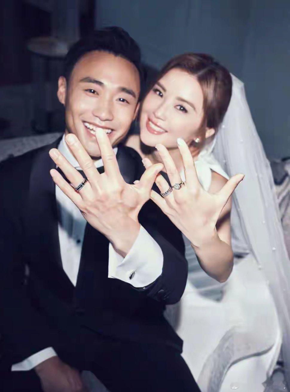 蔡卓妍结婚她又结婚了 希望不要再看走眼 希望不要因此退圈 大家还想听你唱歌呢蔡卓