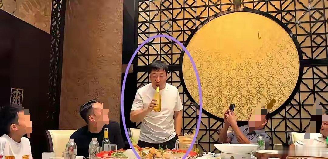 贾冰私人饭局被偷拍贾冰这个事有点类似那个主持人饭局事件，但性质截然不同。贾冰只是