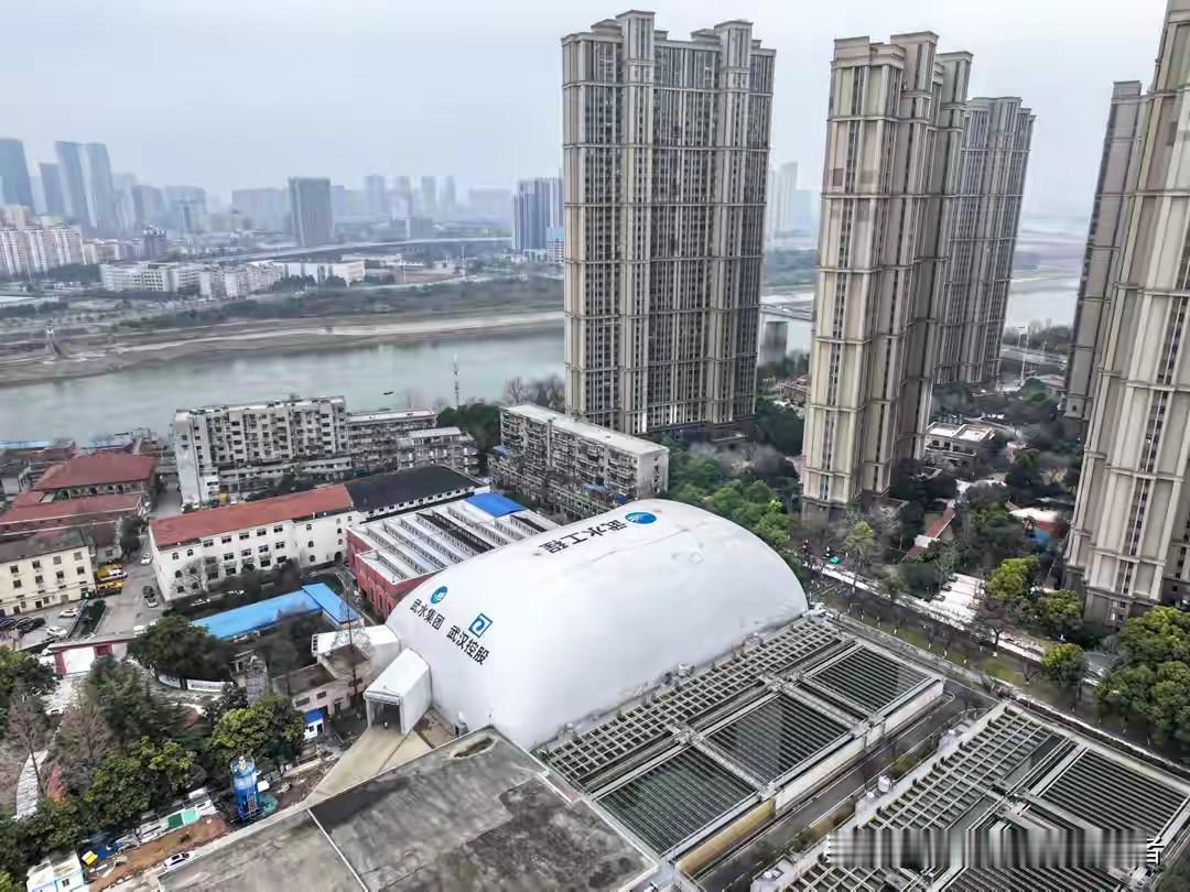 从昔日被称为“光灰”的城市，到如今日渐整洁宜居，武汉的城市化建设正悄然发生着充满