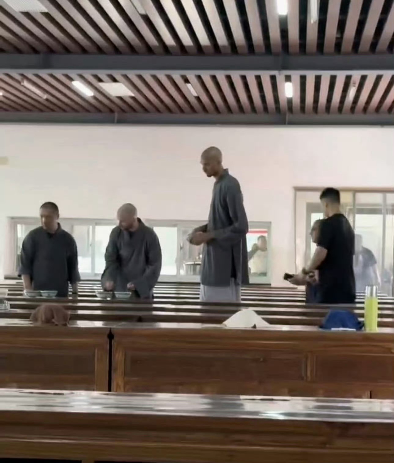 文班亚马真的剃头了[吃惊]文班亚马去了少林寺真的把头剃光了（附上图三文班原来的头