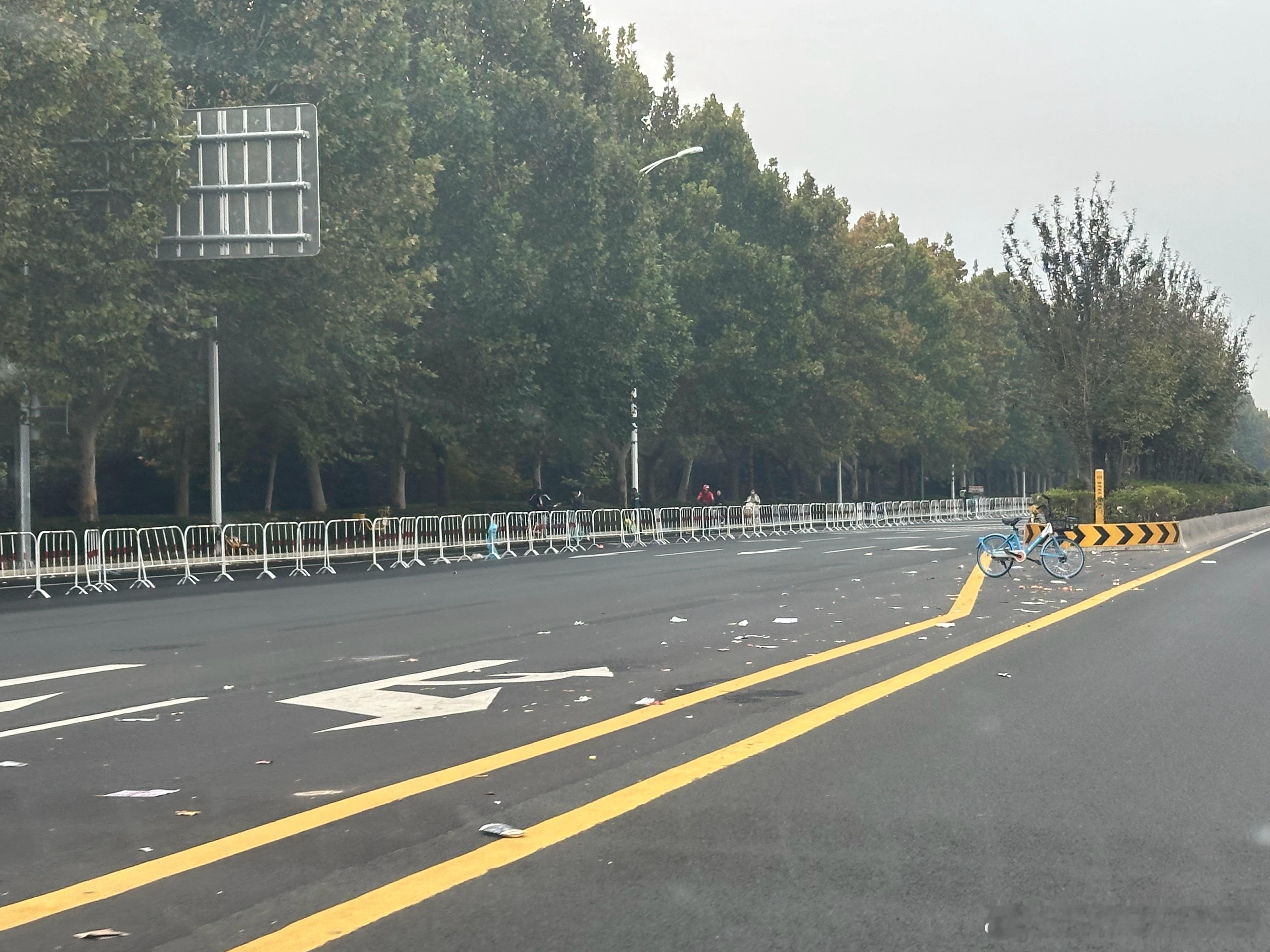 十万大军过境，路面一片狼藉…… ​​​