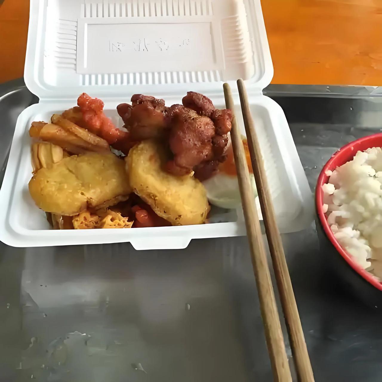 今天没做饭，在外面买了份盒饭，15块钱感觉不值。