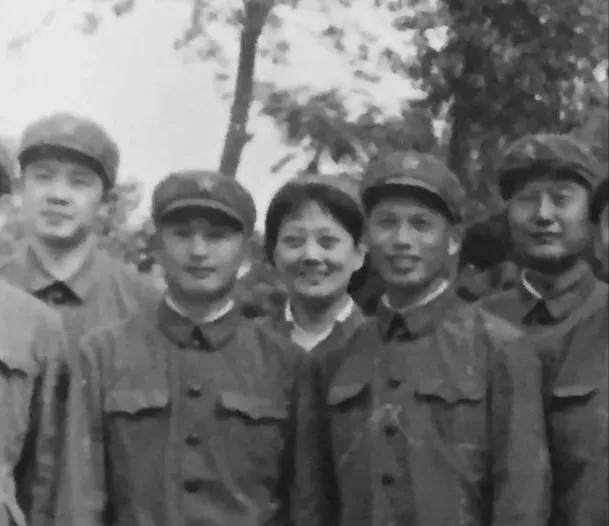 1975年的王晓棠（图一二）
那时还比较年轻漂亮，77年再拍电影应该还可以的，可
