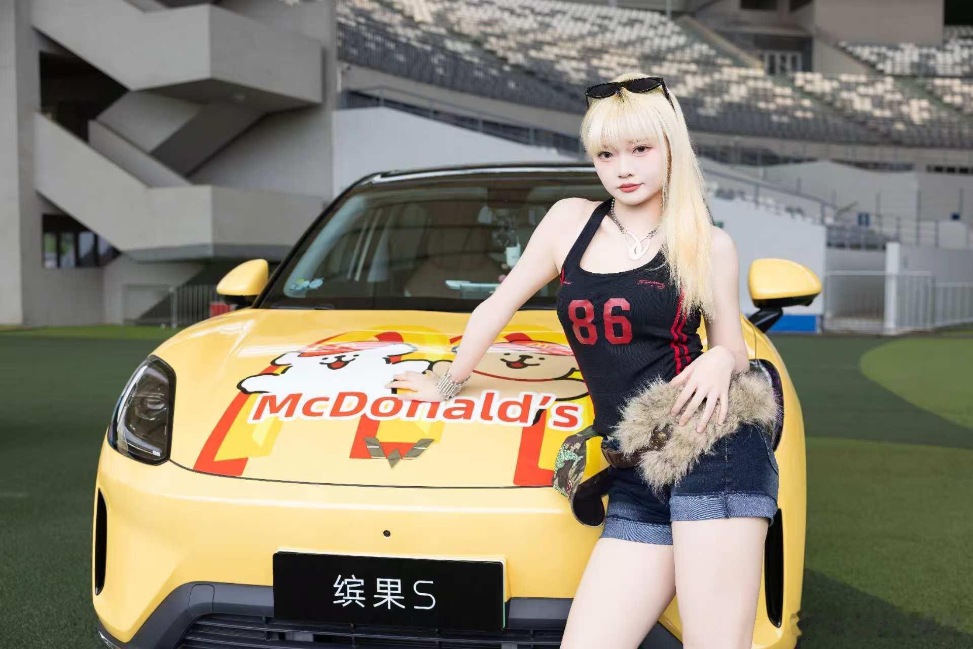 五菱代步车300万用户盛典 五菱美少女集结中💐邂逅颜值座驾畅谈改装灵感共庆五菱