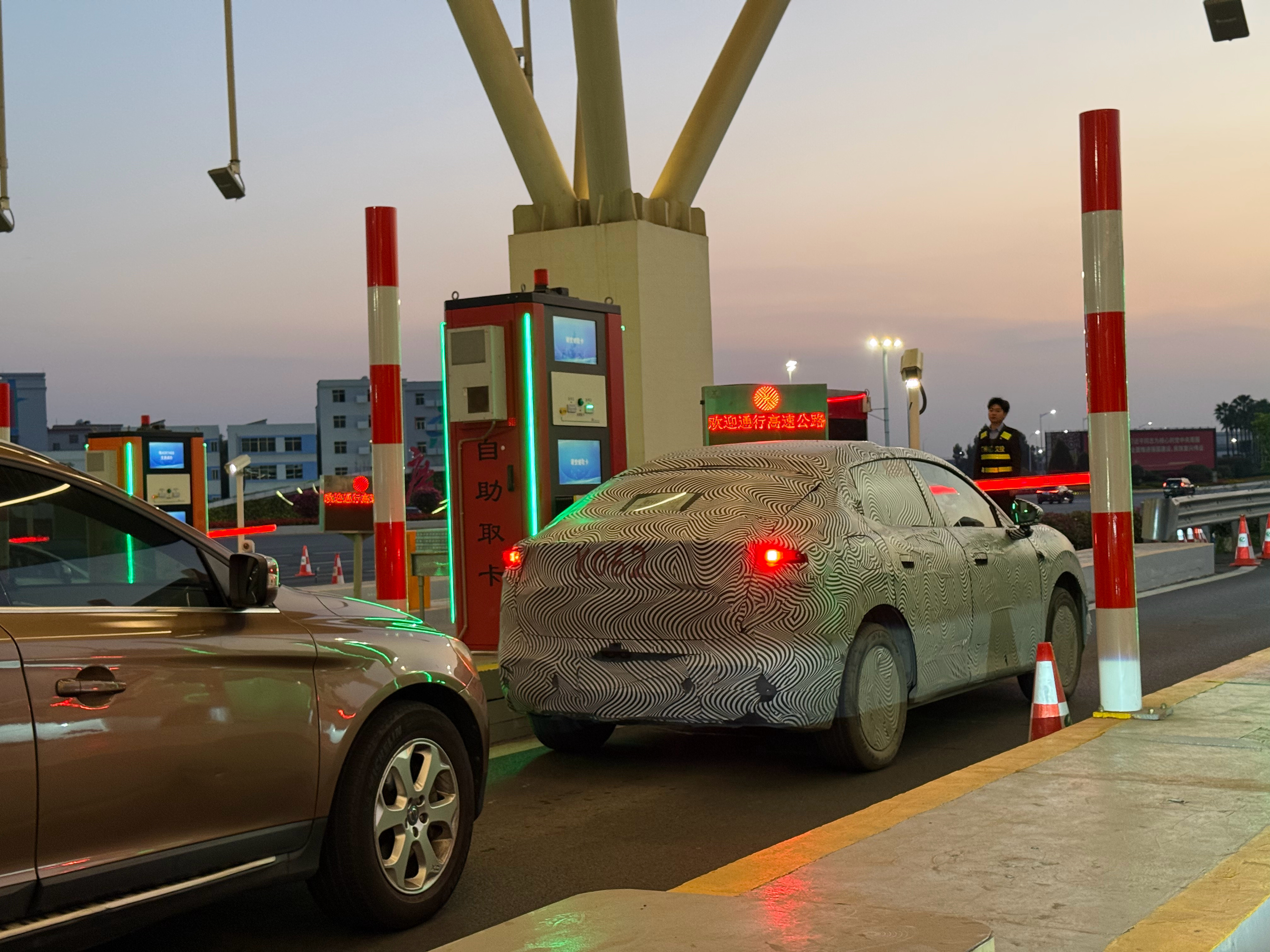 这是 MONA 的第二款车吧，小鹏轿车比 SUV 好卖，这算鹏子独有的反常识“惯