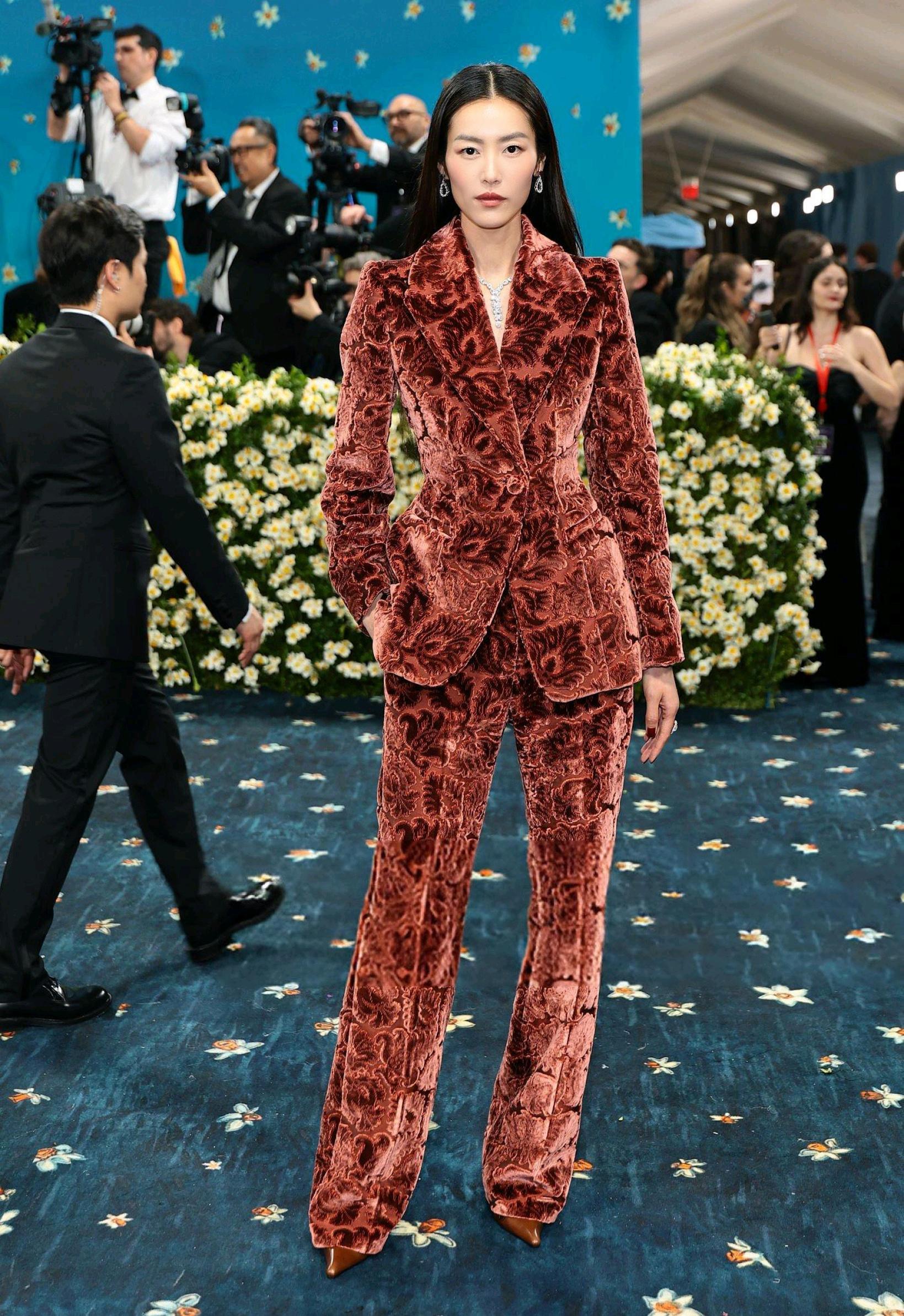刘雯连续第十三年出席Met Gala，今年上身Burberry 特别定制的丝绒西