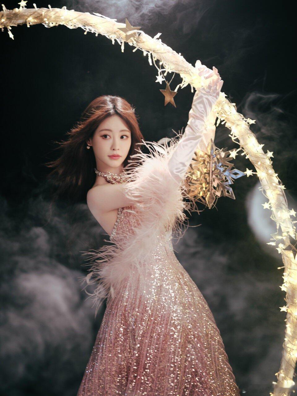 祝绪丹四处放电 祝绪丹四处放电，甜度超标啦😉对着镜头放电的样子，萌翻全场了🌟