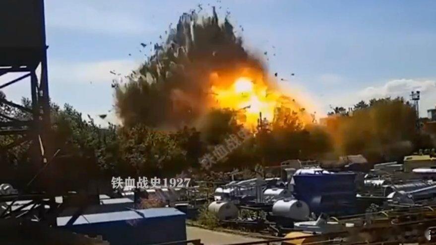 凤凰新闻【俄乌同在红军城发动装甲进攻，激战一百分钟，俄损失21辆乌全毁】俄乌同在