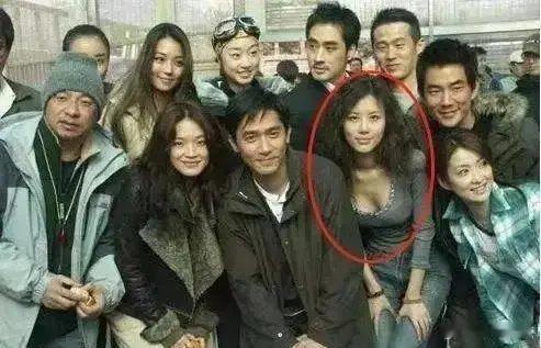 当初她也就是个默默无闻的小透明，结果现在变成了大名鼎鼎的王夫人，这个合影就看出来