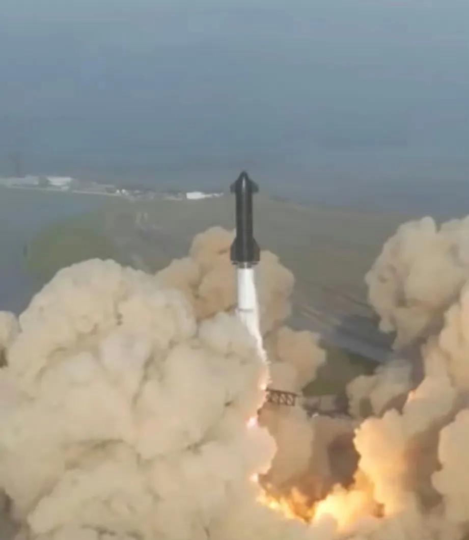 “星舰”升空不久爆炸了。

由美国太空探索技术公司（SpaceX）研发的最新一代