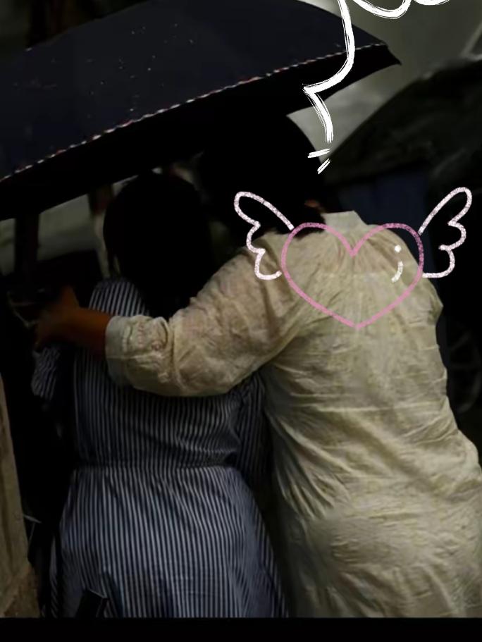 昨天山东下大雨，来接孩子的家长基本都开了私家车。雨地里有个女孩死活不愿意上妈妈的