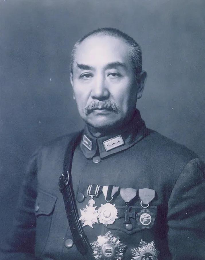 1992年，阎锡山的小儿子回到山西忻州，在老宅门口老泪纵横。然而就在他抬脚准备回