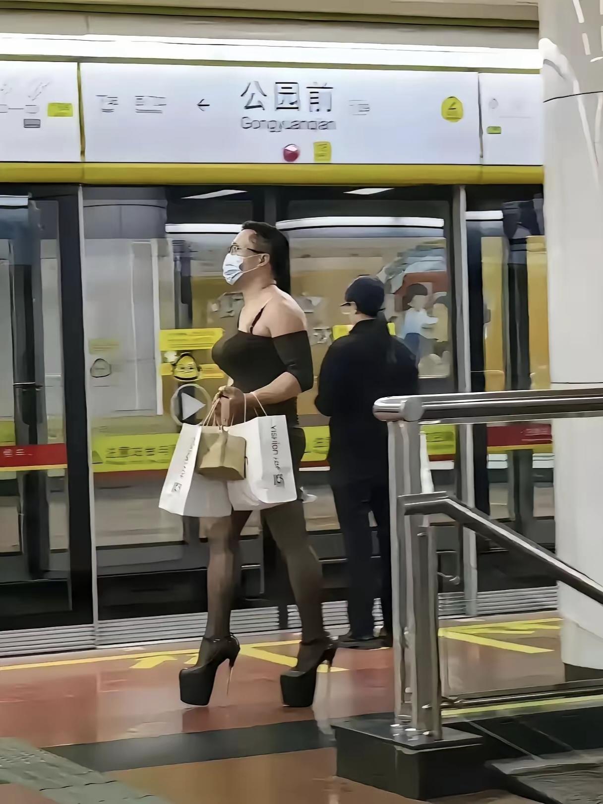 如果你在地铁站碰见这么个玩意，会不会吓一跳，反正我是吓了一跳，高跟鞋是真高跟鞋，
