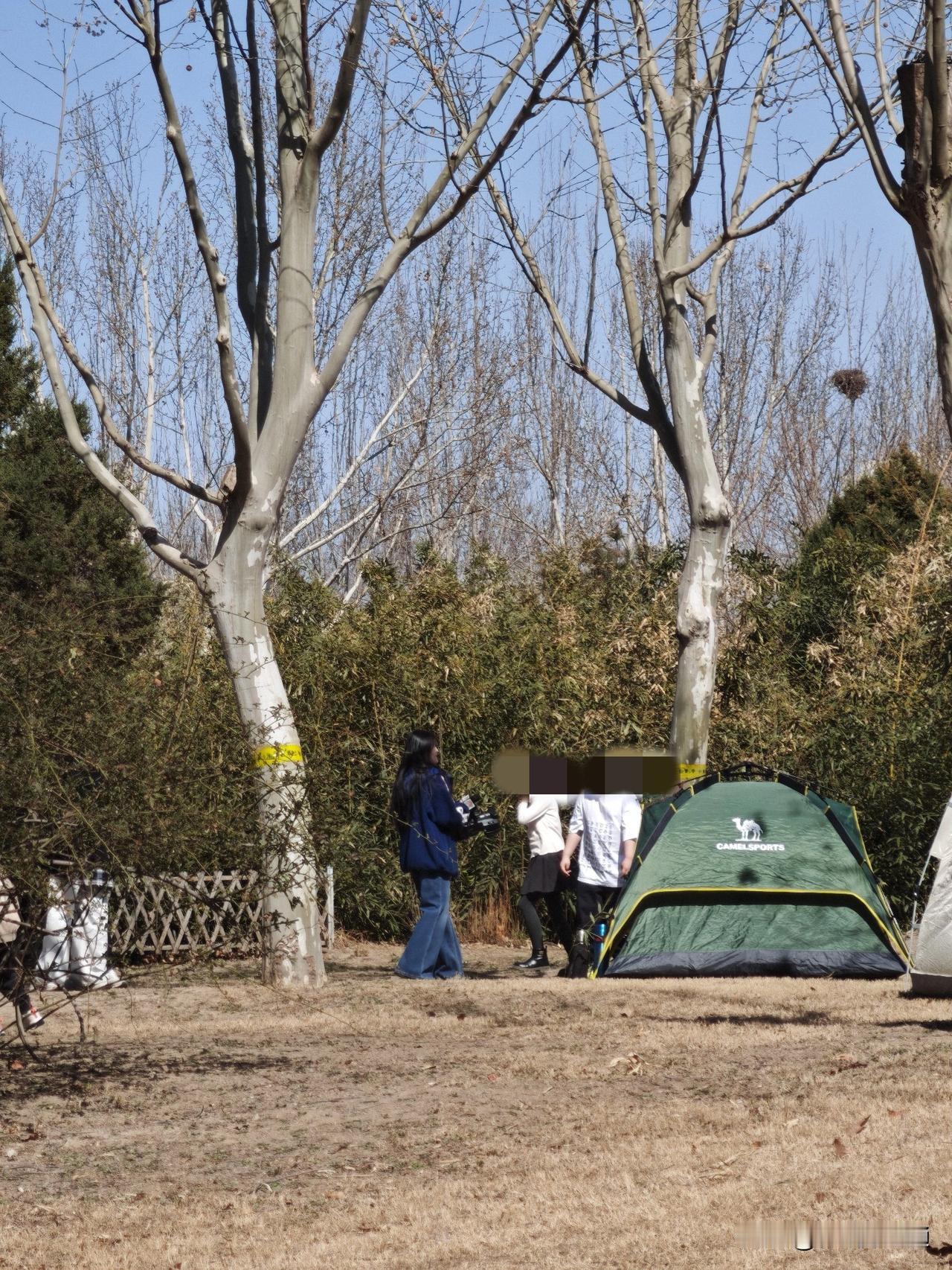 保定街头骗局招募童星为由“骗取”家长钱财。网友投稿周末植物园有两名自称保定电视台