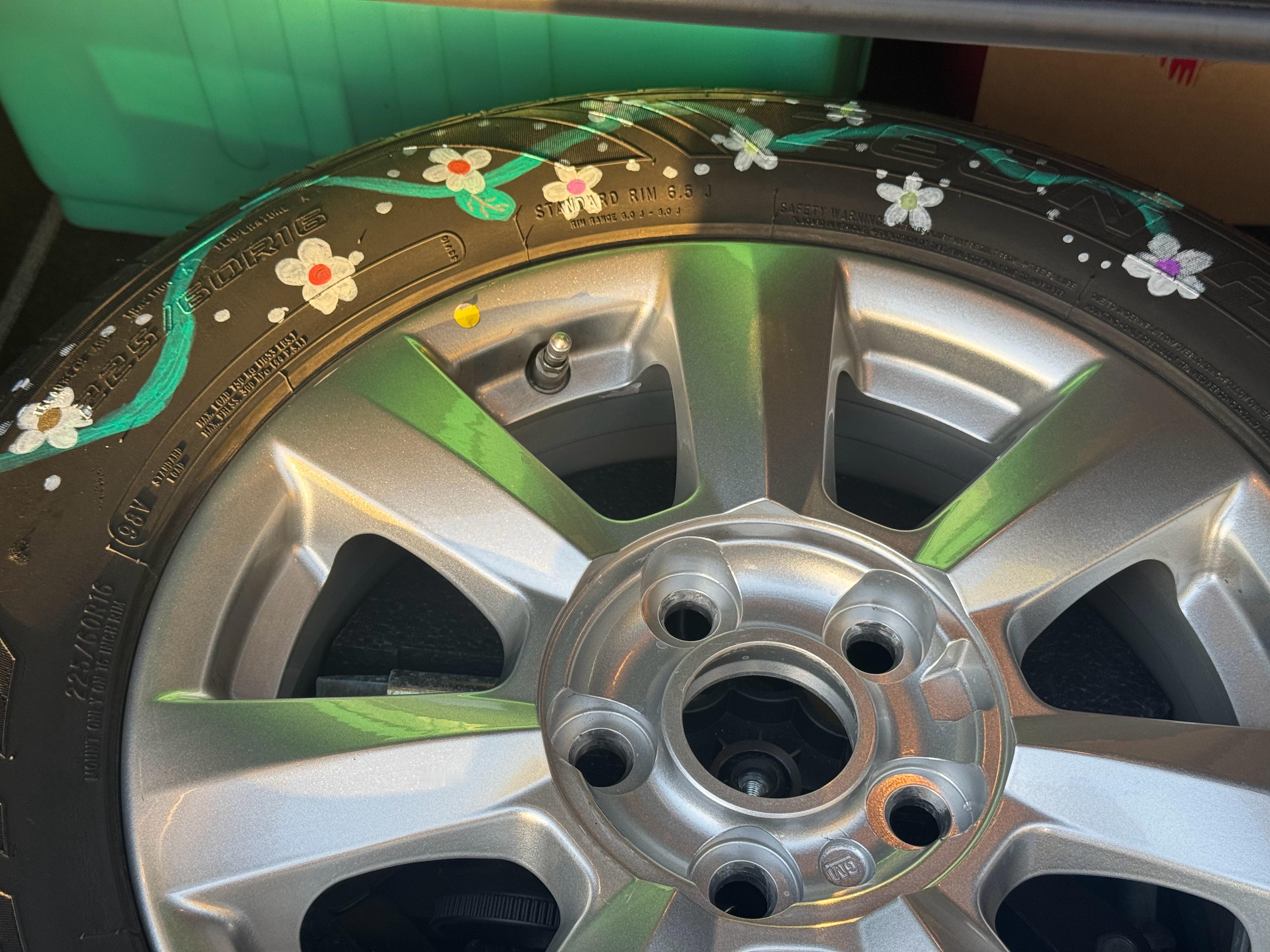 我与汽车的日常 嘿嘿嘿，一路生花，这寓意好但这画备胎上，不换上跑两圈我心里都痒痒