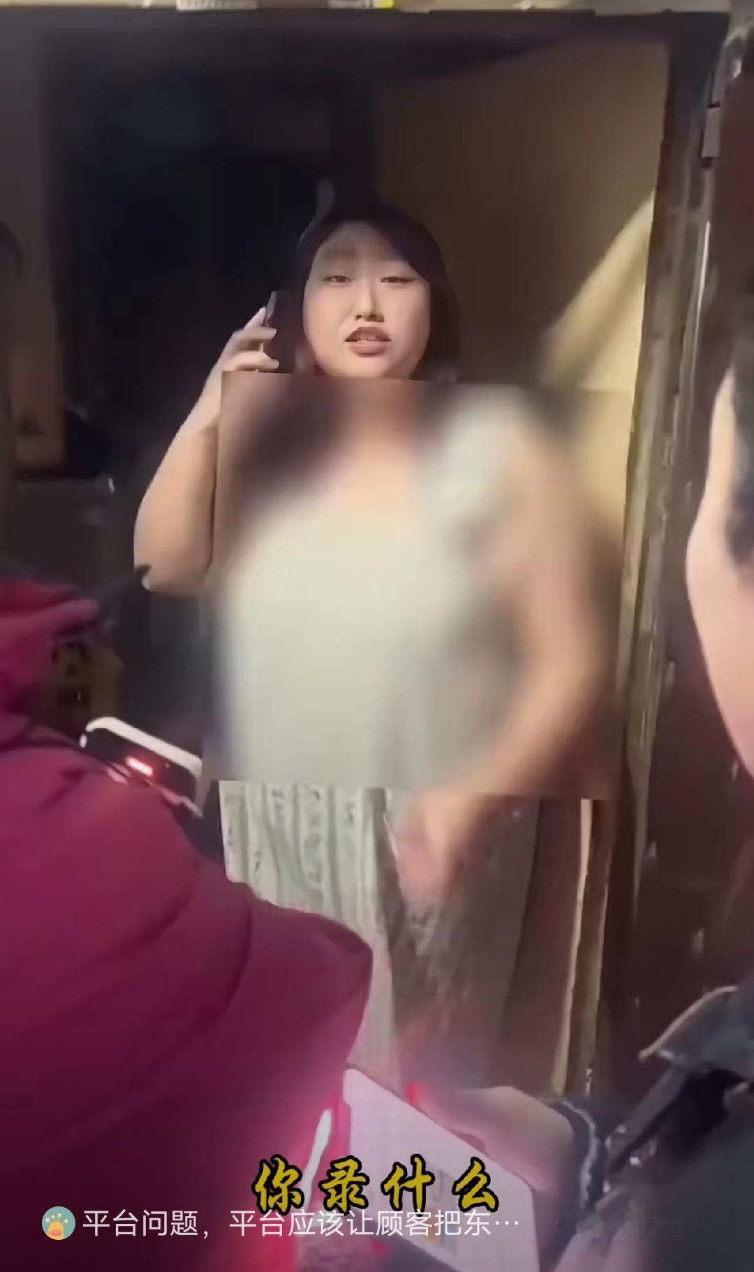 吃完了才说退，

榴莲退款这事背后藏着平台与消费者的拉锯战。

小象超市曾因榴莲