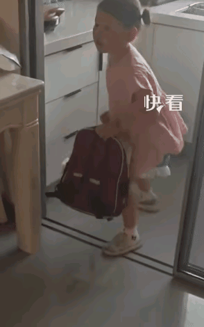 “笑不活了！”陕西，女子看到女儿往书包装盆。她问女儿: “拿盆干啥。”没想到，女