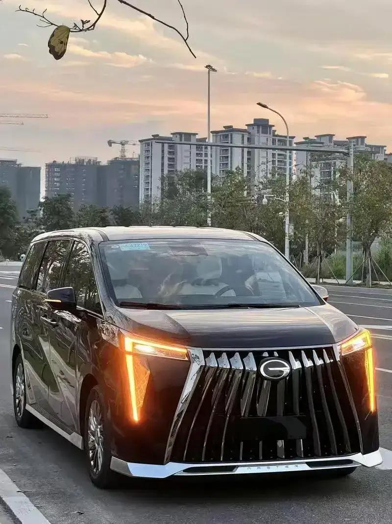 赤裸裸的现实来了，加满50升油箱：
美 国：约需370元人民币！
日 本：约需4