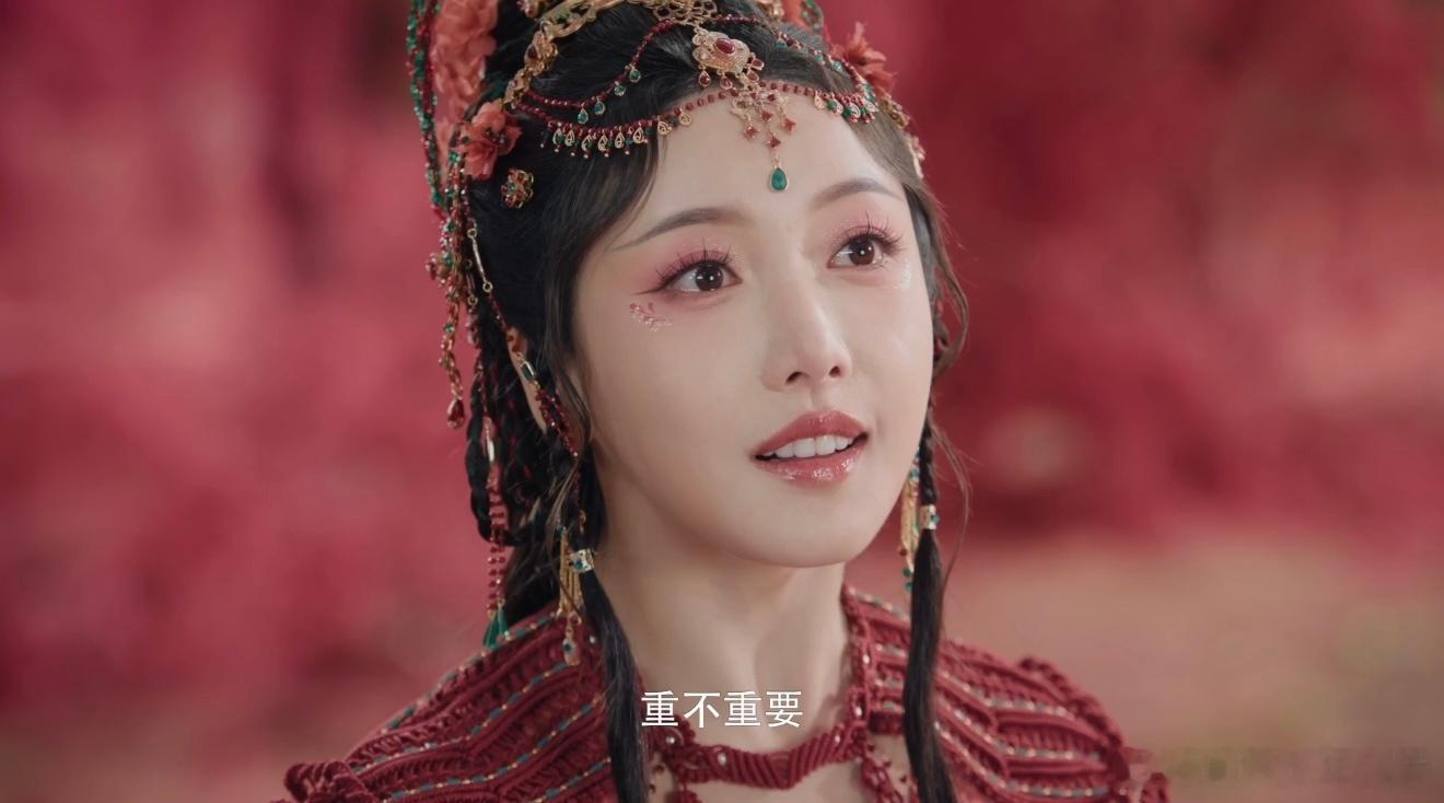 姜贞羽邪恶哈基米 红姑娘的反差演绎让姜贞羽展现了更具层次的魅力，外冷内柔，完全拉