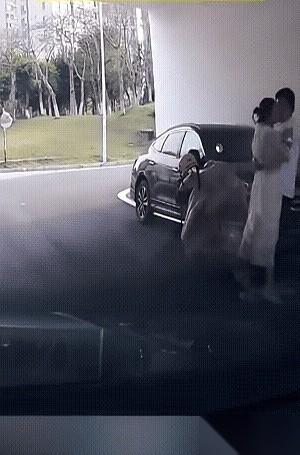 一段网传视频里，街头的拉锯战正到关键处。女孩没去拽对面男友的袖子，而是猛地转身，