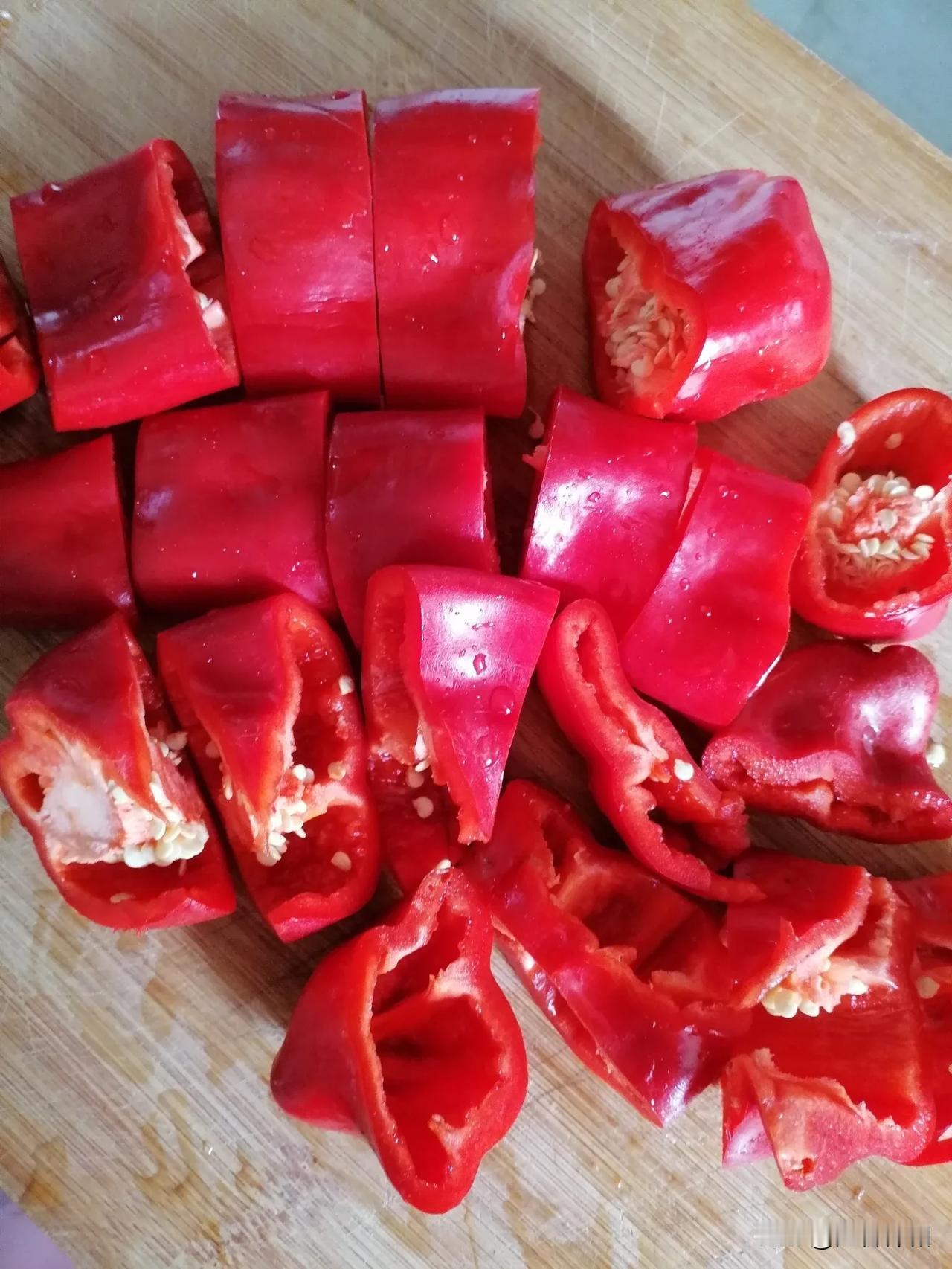 制作辣椒酱的注意事项～
       我家外孙晚上打来电话说，姥姥太感谢你了，妈
