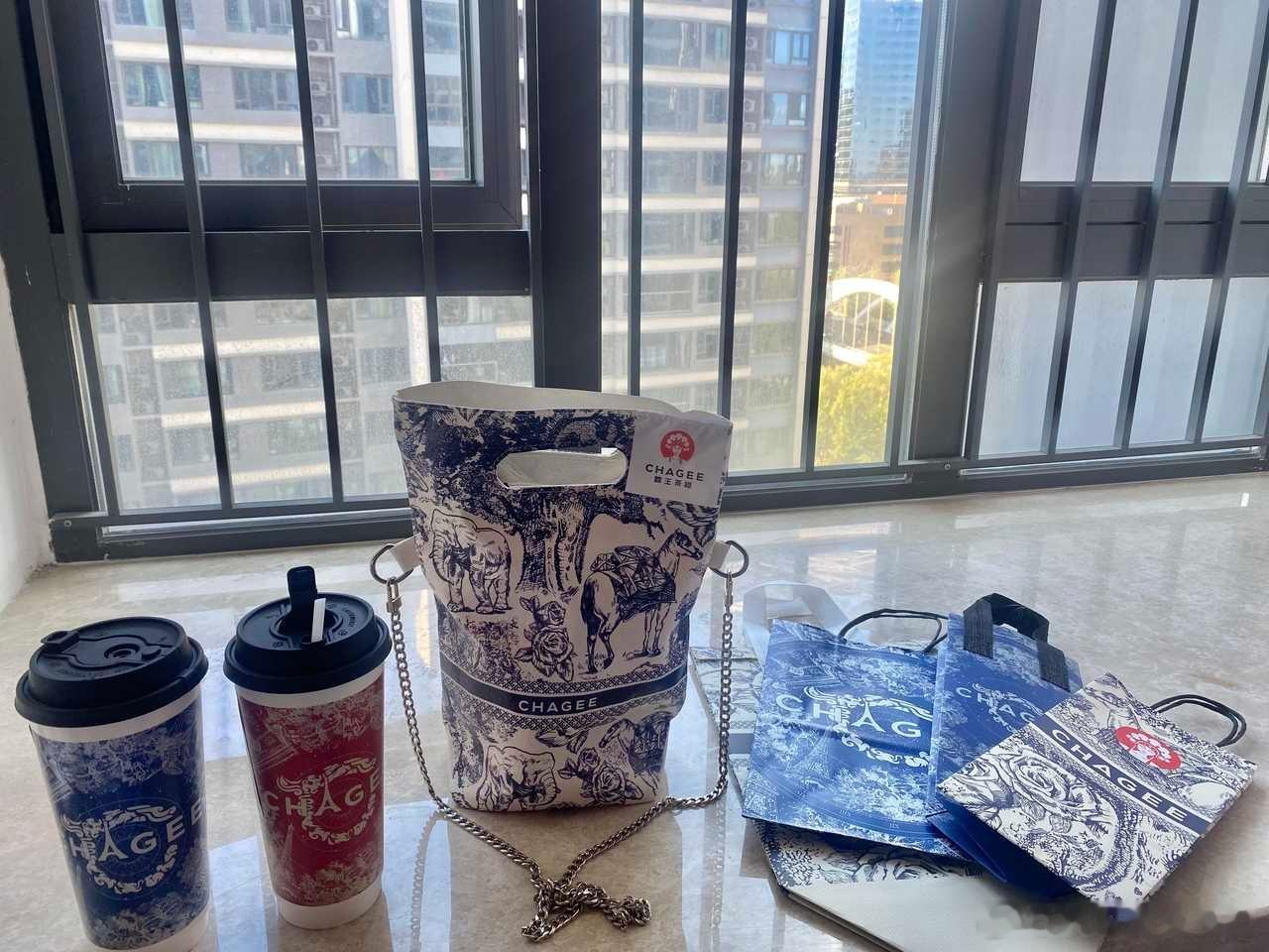 #霸王茶姬[超话]##属于郑钦文的生日主场##霸王茶姬#   霸王茶姬热爱在一起