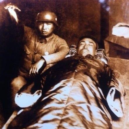 这不是剧照，而是杨杰副旅长牺牲后，部下给他拍下的最后一张照片，他的遗体放在门板上