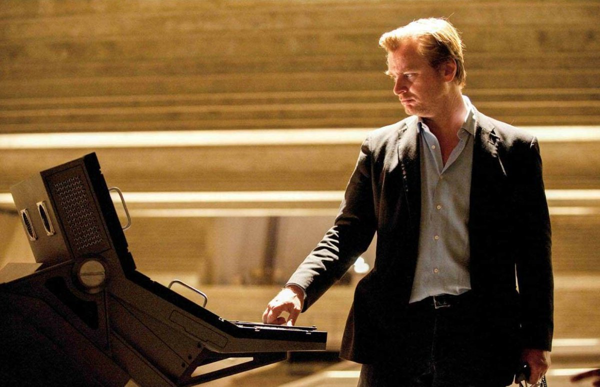 克里斯托弗·诺兰在创作时使用两台电脑：主电脑完全断开网络连接，专门用于剧本写作；