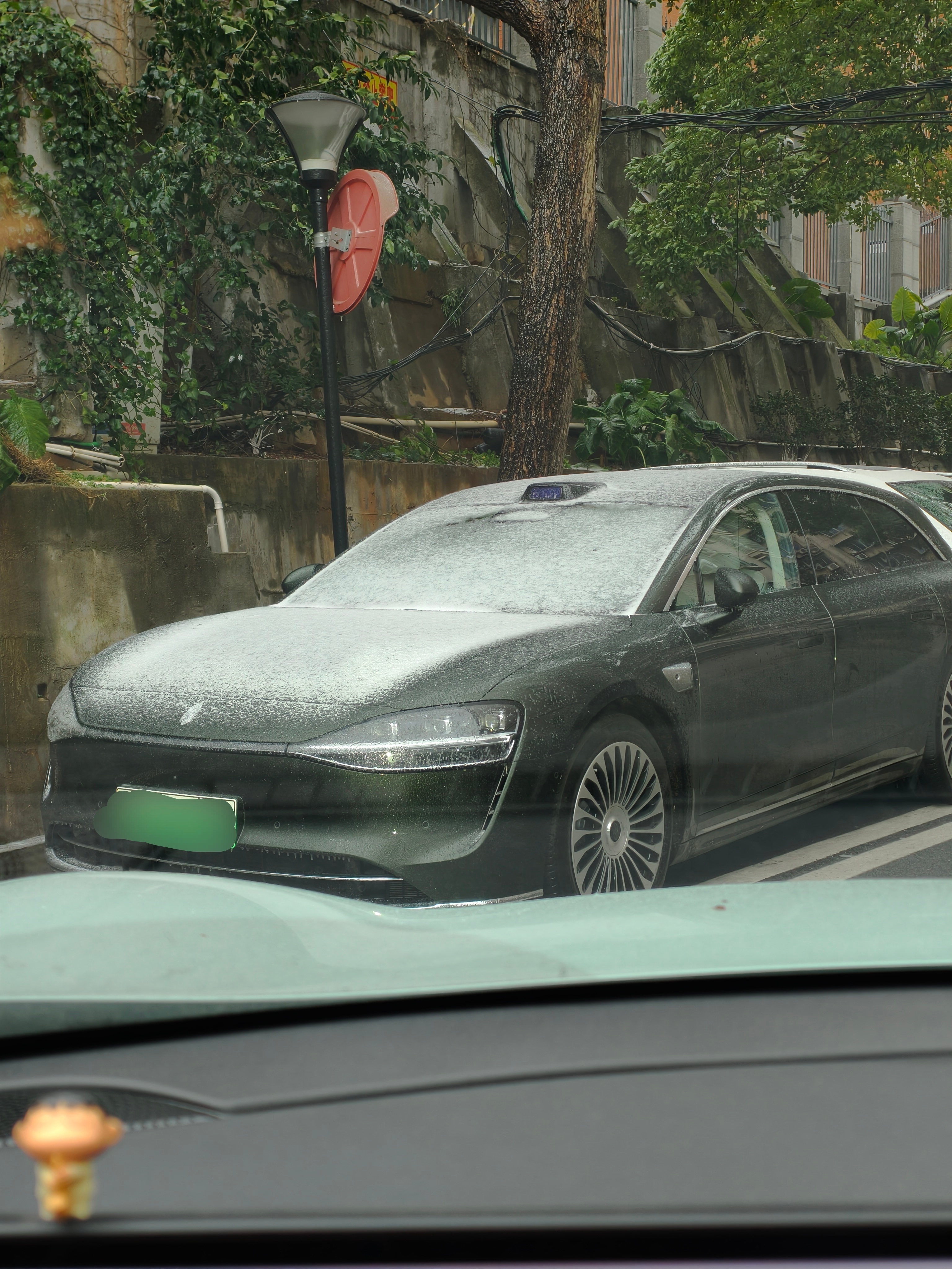 虽然长沙的雪落地成水，但落在车上还真成了雪