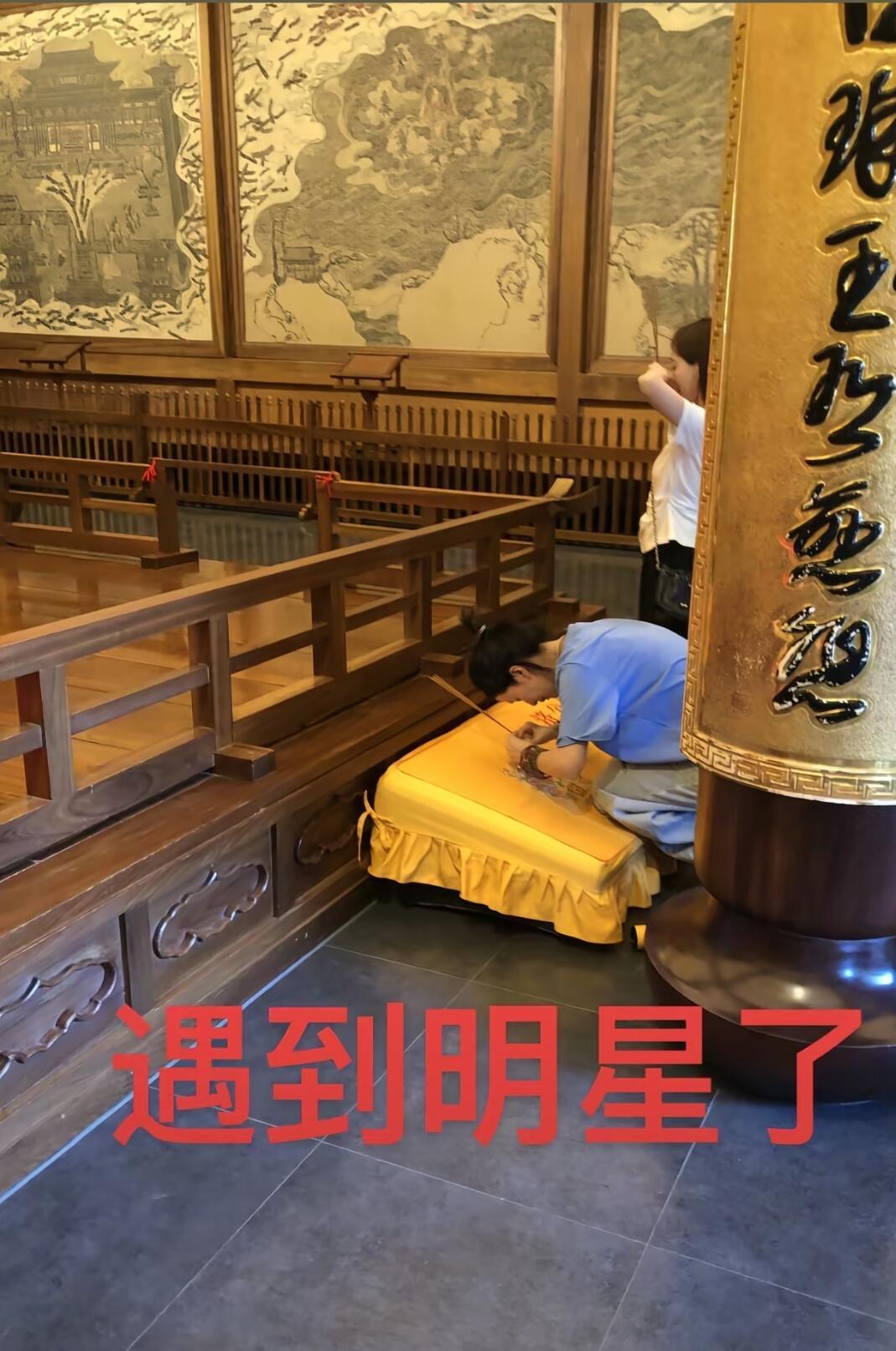 灵隐寺偶遇李晟祝绪丹 有网友在灵隐寺偶遇李晟祝绪丹一起祈福，之前的烤肉没约成，这