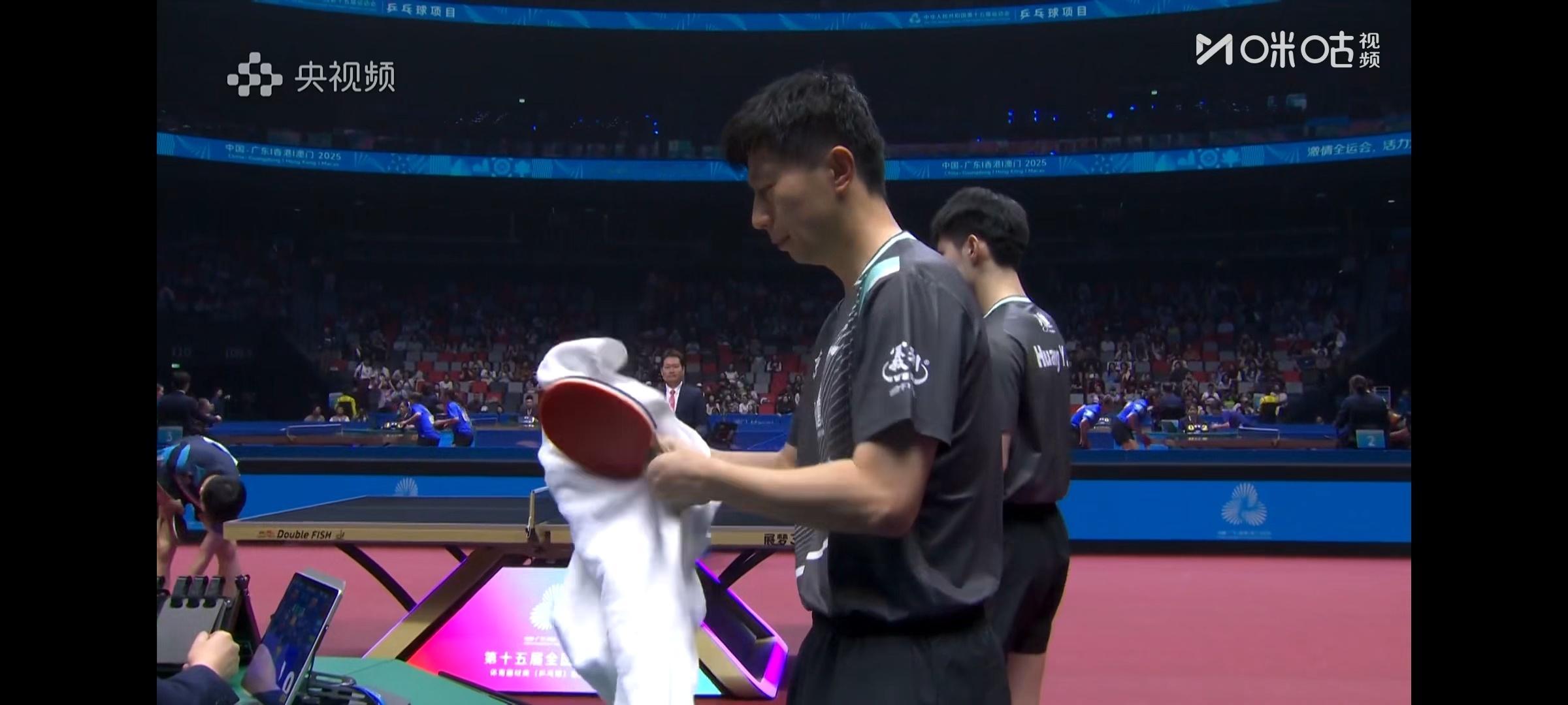 看直播自己既恼火又心疼，马龙扑了多少次正手，这么努力救球控球，好不容易得来的分说