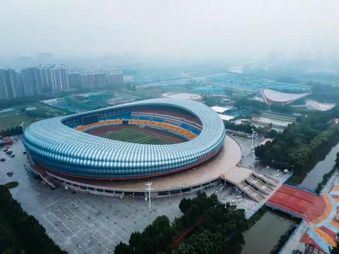 聊城体育馆，是聊城市标志性建筑之一，位于湖南路，紧邻聊城大学东校区南门与徒骇河。