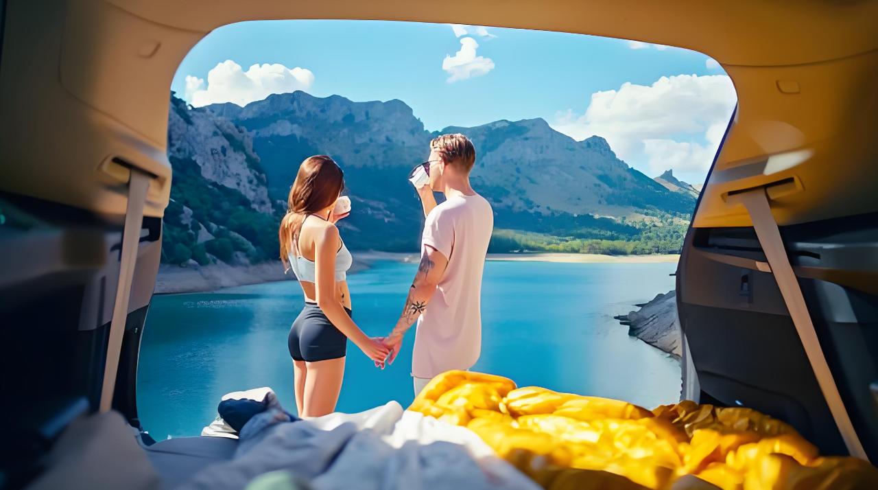 #夏日生活随记#
夏日周末，阳光透过窗帘的缝隙，懒洋洋地洒在床边，像是大自然最温