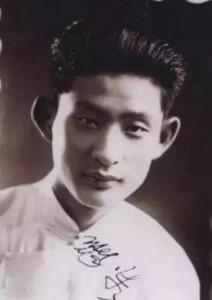 1937年，南开大学校长张伯苓的儿子，驾机血洒长空。张伯苓收到噩耗，又哭又笑，拍