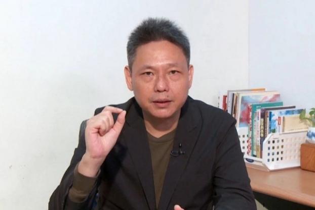 很多人还在盯着台海表面的风浪时，台湾时事评论员谢寒冰已经把气氛挑明了。
他说："