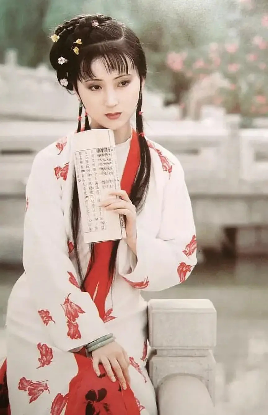 陈晓旭不是在演林黛玉，她就是林黛玉本人。偷得梨蕊三分白，借得梅花一缕魂。天堂多了