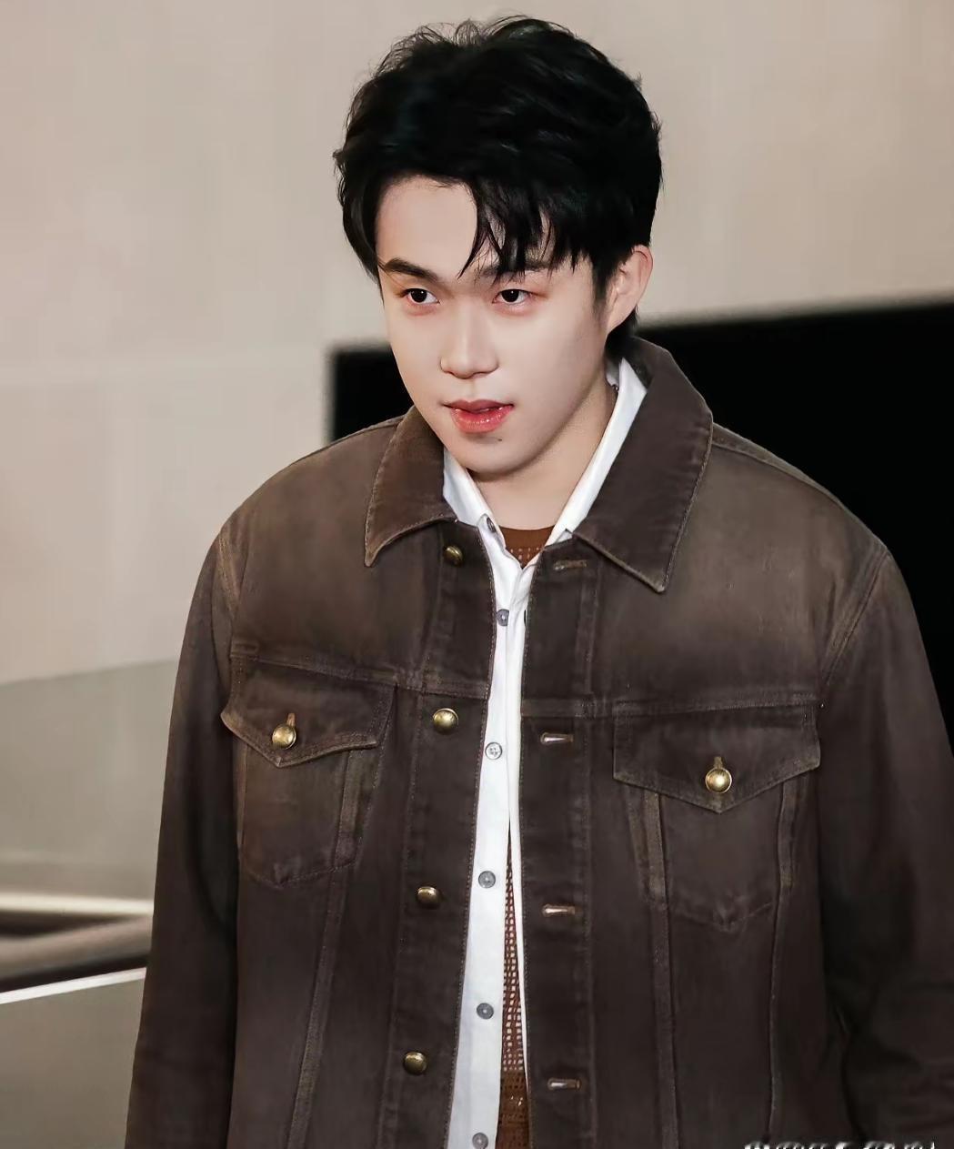 王楚钦这次亮相，彻底撕掉了“运动员不懂时尚”的标签。
LV活动现场，他站在一群明