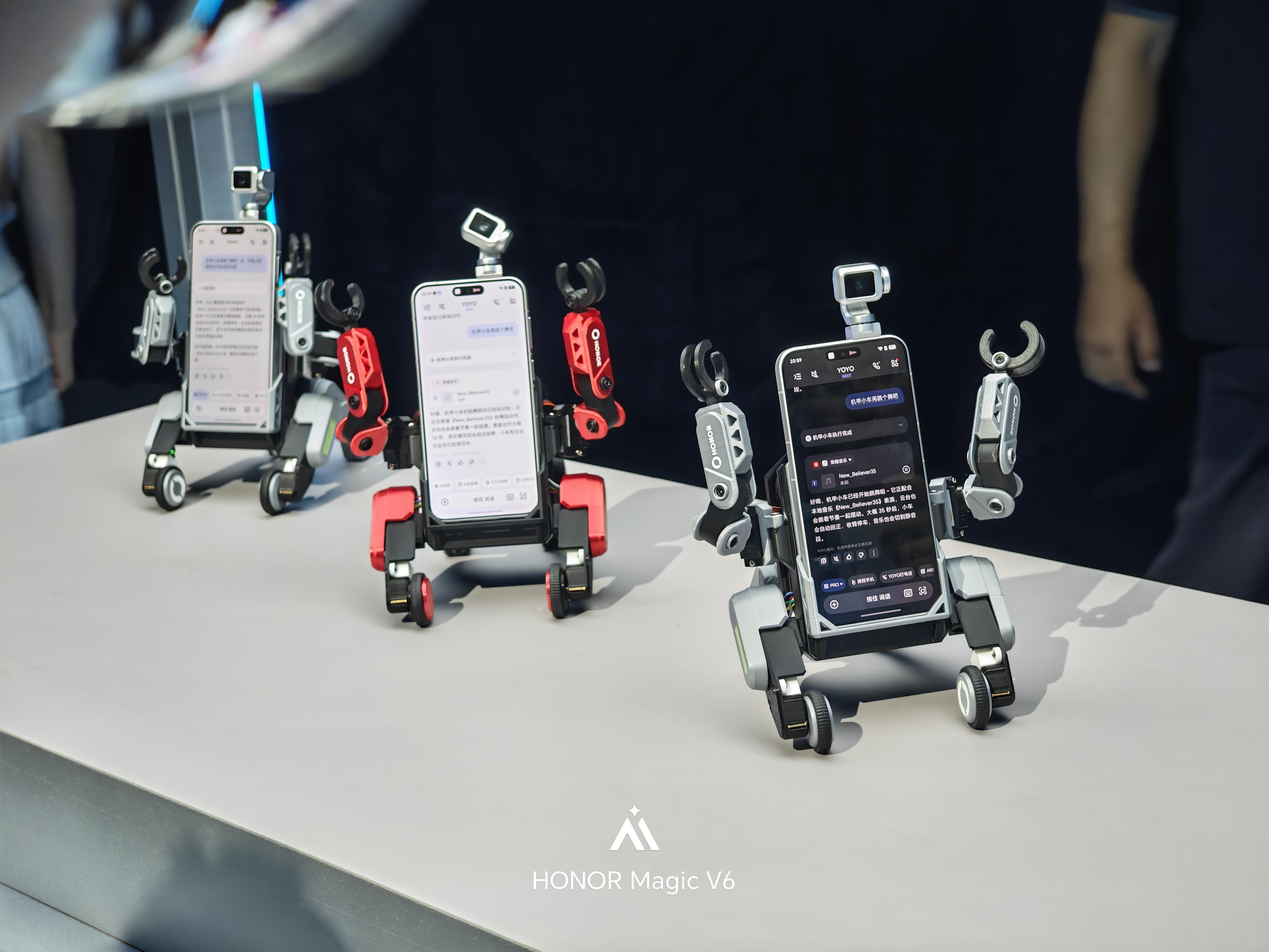 排面了，兄弟们！居然在荣耀Robot Phone新品发布会现场跟陈震一起合影了，