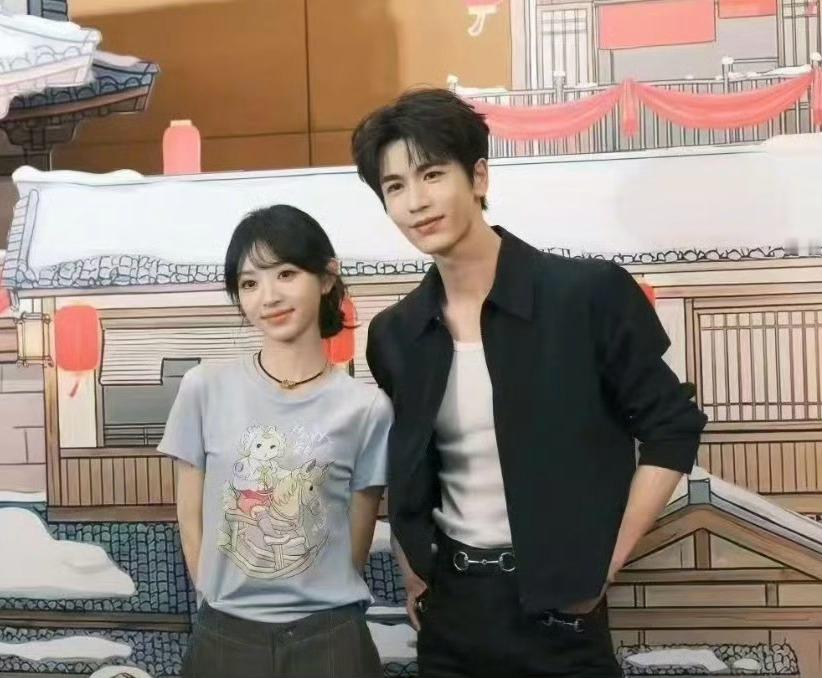 田曦薇张凌赫在《逐玉》庆功宴的合影来了！张凌赫田曦薇经纪人敬酒曝田曦薇司机和粉丝