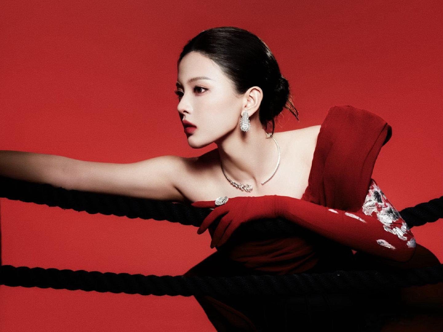 杨超越红色挎肩礼裙 杨超越造型甜度超标！红色挎肩礼裙勾勒优美线条，露肩设计尽显灵