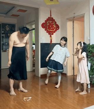 爸爸教女儿穿裙子留意别曝光，为这样的爸爸点赞 
