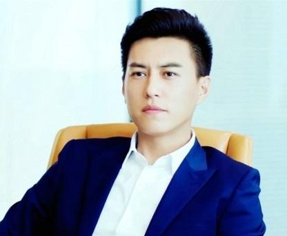 靳东的角色宇宙里，每个人似乎都活成了我们心里某个不敢被照亮的角落——贺涵的犀利藏